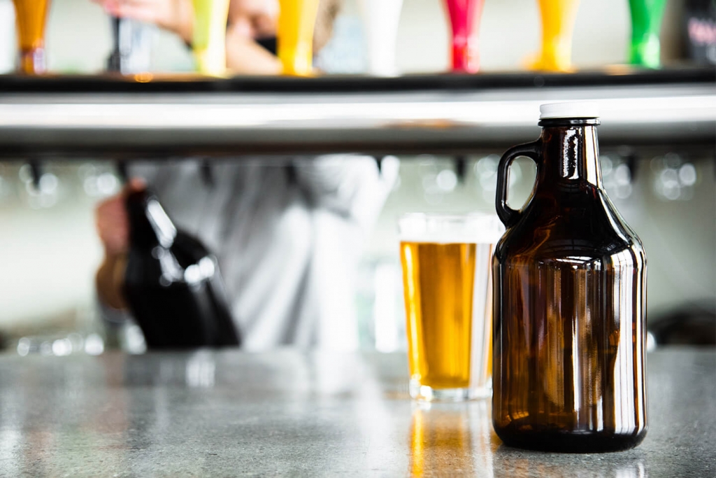 Libbey beer classics 32 oz. growler with lid.