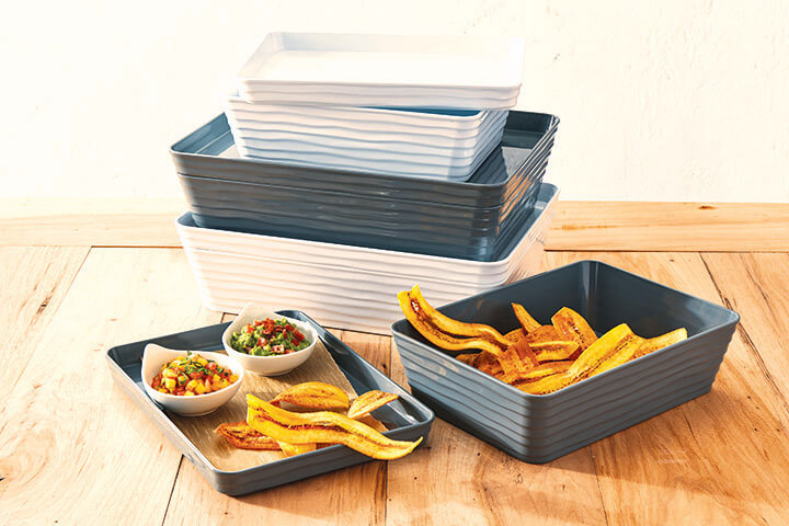 The Del Mar Collection by American Metalcraft is a line of contemporary dinnerware that provides poolside dining solutions. 