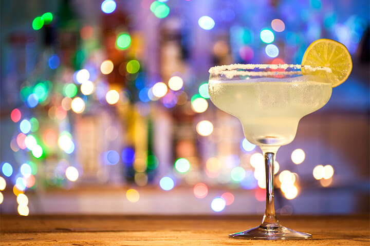 A margarita in a bar at night.