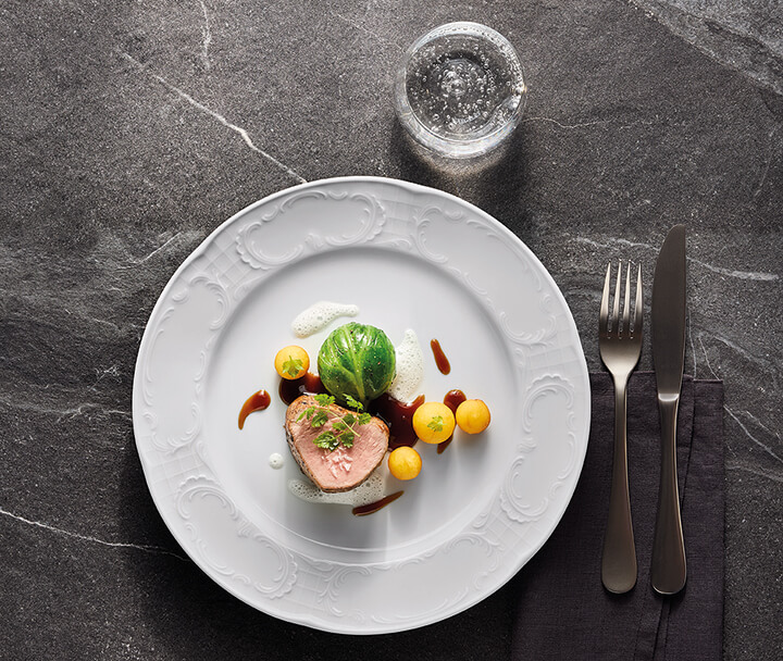 Mozart combines baroque embellishments that put traditional table settings in the limelight.