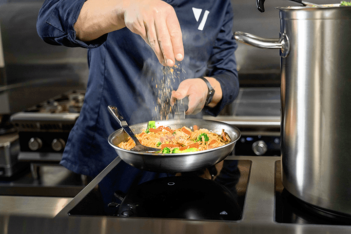 Say hello to the benefits of InductIQ™, our best technology that takes induction cooking to a new level of ease and efficiency.